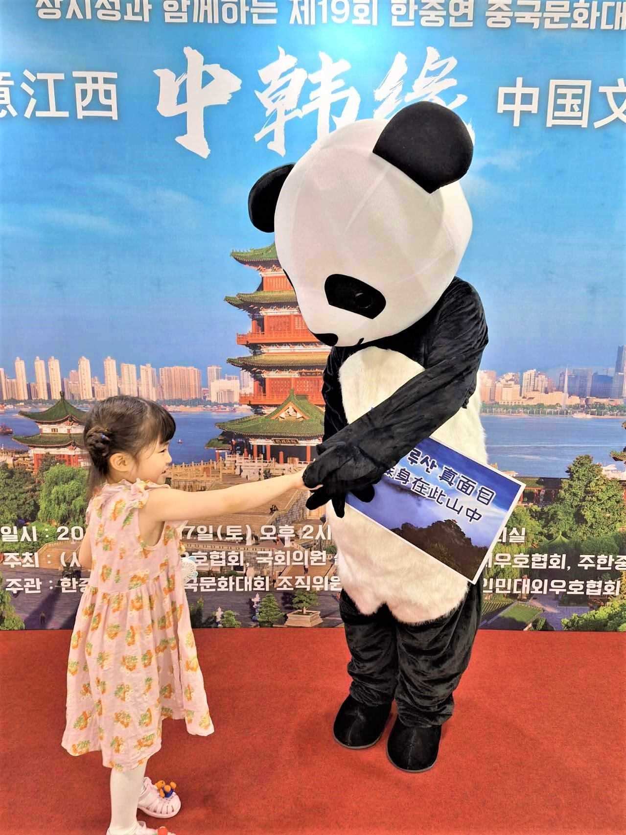 “詩意江西”——第十九屆“中韓緣”中國文化大賽決賽暨頒獎典禮17日在韓國國會議員會館舉行。韓中文化友好協(xié)會供圖