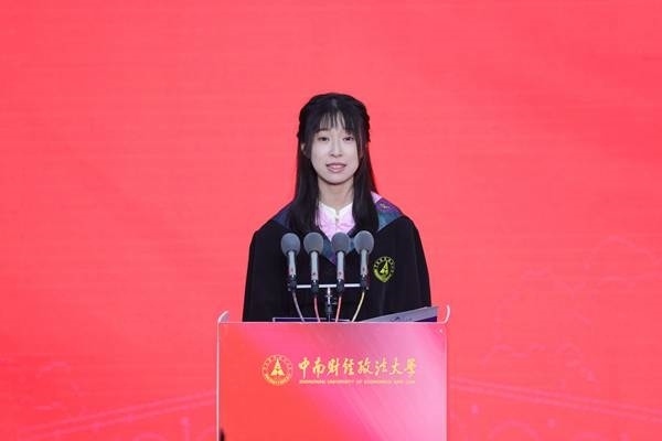 王若研在畢業(yè)典禮上發(fā)言。崔楨楨 攝