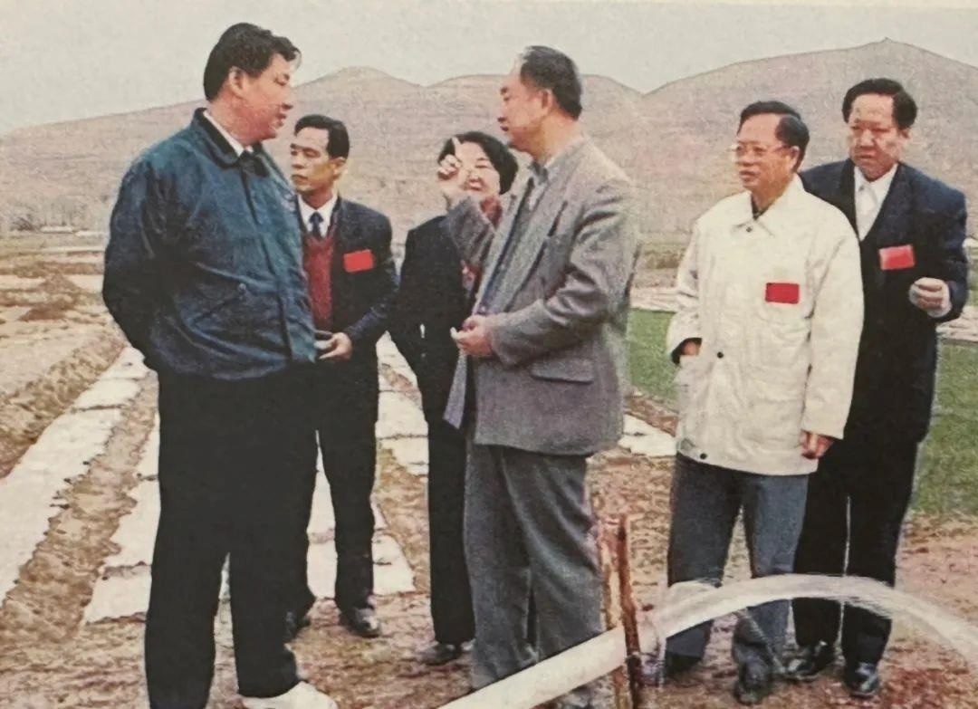 △1997年4月20日，習近平在寧夏固原市隆德縣調(diào)研。