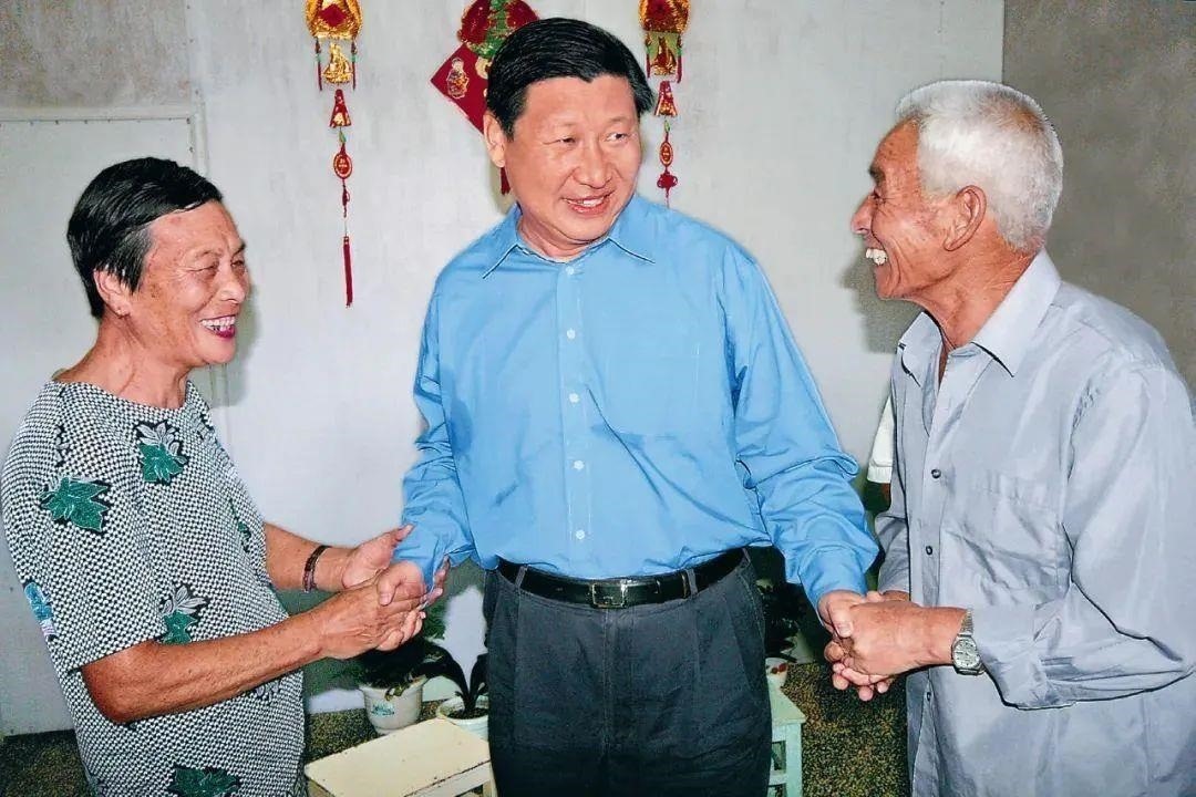△2006年9月21日，習近平在浙江省舟山市普陀區(qū)東極鎮(zhèn)看望當?shù)貪O民。