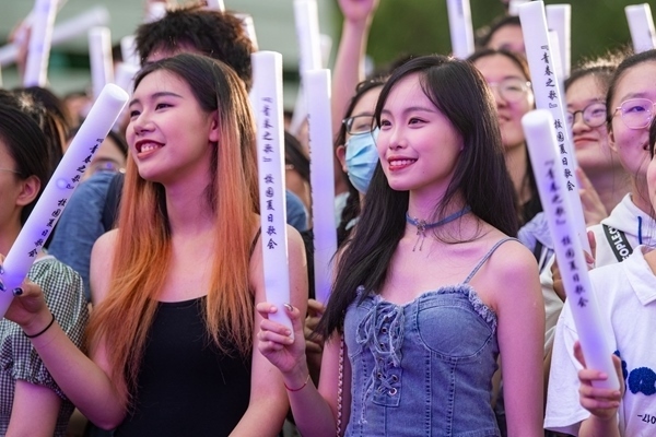 場(chǎng)下觀眾十分熱情。人民網(wǎng)記者 翁奇羽攝