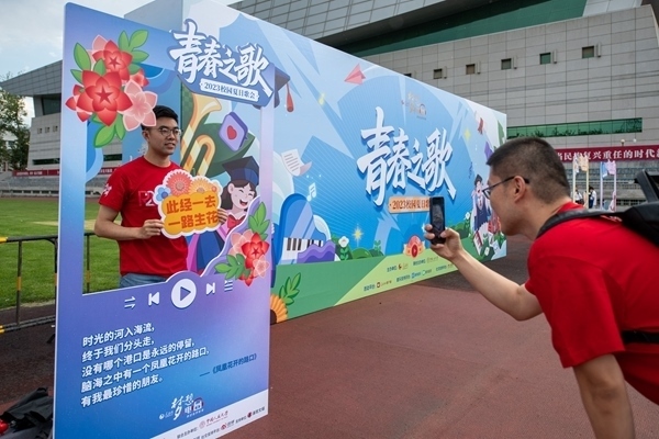 學(xué)生在市集打卡拍照。人民網(wǎng)記者 翁奇羽攝