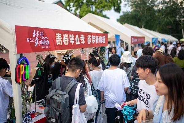 市集現(xiàn)場(chǎng)。人民網(wǎng)記者 翁奇羽攝