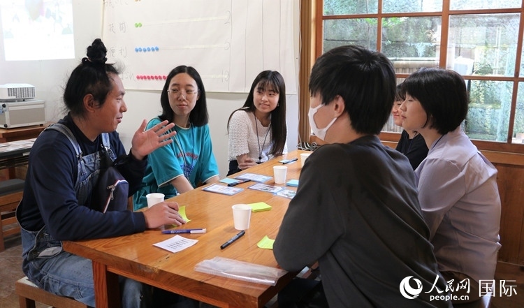 通過(guò)卡片游戲，模擬如何解決海洋垃圾問(wèn)題。人民網(wǎng) 許可攝