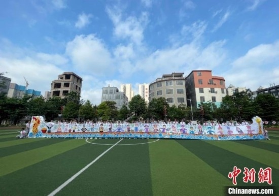 圖為學生們展示剛完成的長卷。 興業(yè)縣融媒體中心供圖