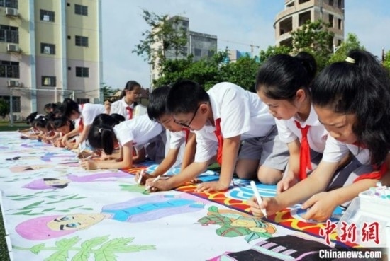圖為學生們用手中畫筆在進行創(chuàng)作。 興業(yè)縣融媒體中心供圖