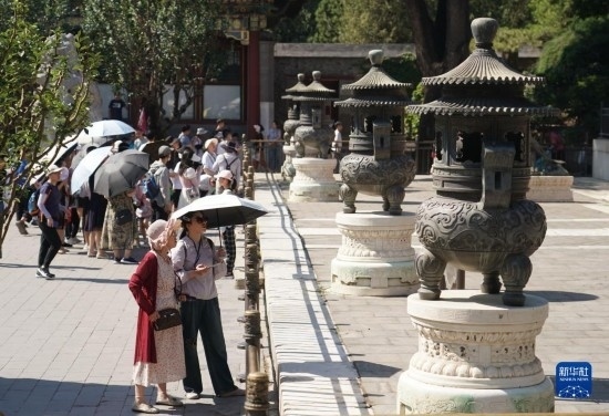 6月22日，游人在北京頤和園參觀游覽。新華社記者 任超 攝