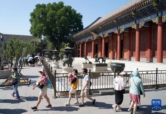 6月22日，游人在北京頤和園參觀游覽。新華社記者 任超 攝
