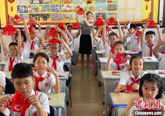 圖為學生們展示剪紙作品。 興業(yè)縣融媒體中心供圖