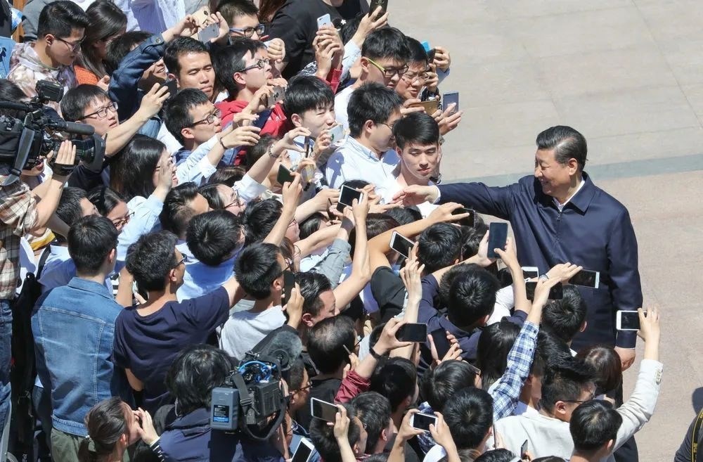 2018年5月2日，習(xí)近平來到北京大學(xué)考察。圖為習(xí)近平離開學(xué)校時(shí)同道路兩旁師生親切握手。 新華社記者 王曄 攝