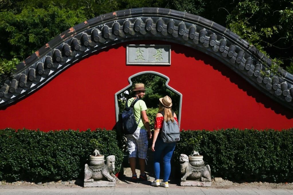 在比利時(shí)布呂熱萊特市，游客參觀天堂動物園的中國園。