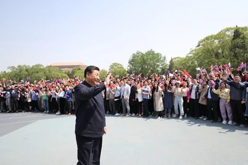 2021年4月19日，在清華大學(xué)建校110周年校慶日即將來臨之際，習(xí)近平來到清華大學(xué)考察。圖為習(xí)近平離開學(xué)校時(shí)，同師生們揮手致意。新華社記者 鞠鵬 攝