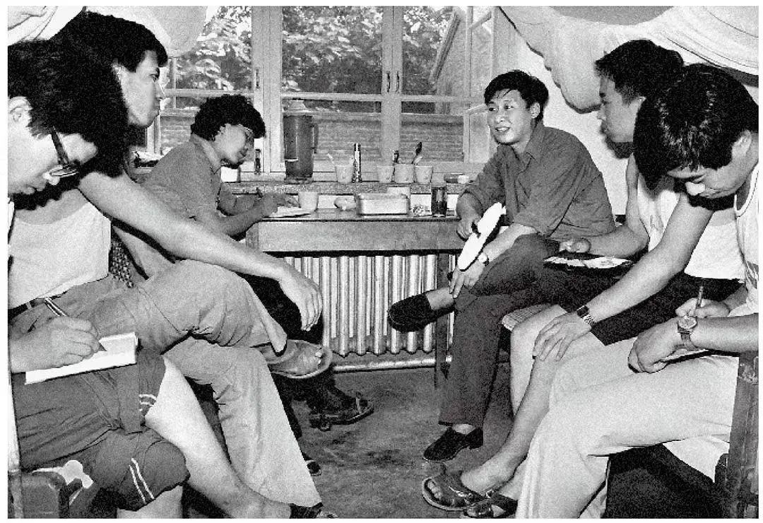 1984年7月29日，習(xí)近平與中國人民大學(xué)暑期社會(huì)實(shí)踐團(tuán)成員在正定縣政府招待所宿舍座談。（圖源：《習(xí)近平與大學(xué)生朋友們》）