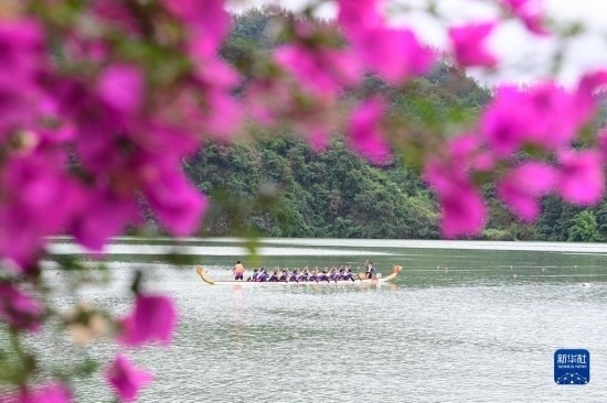 6月22日，重慶市酉陽土家族苗族自治縣酉水河鎮(zhèn)河灣村，參賽選手進(jìn)行龍舟比賽。