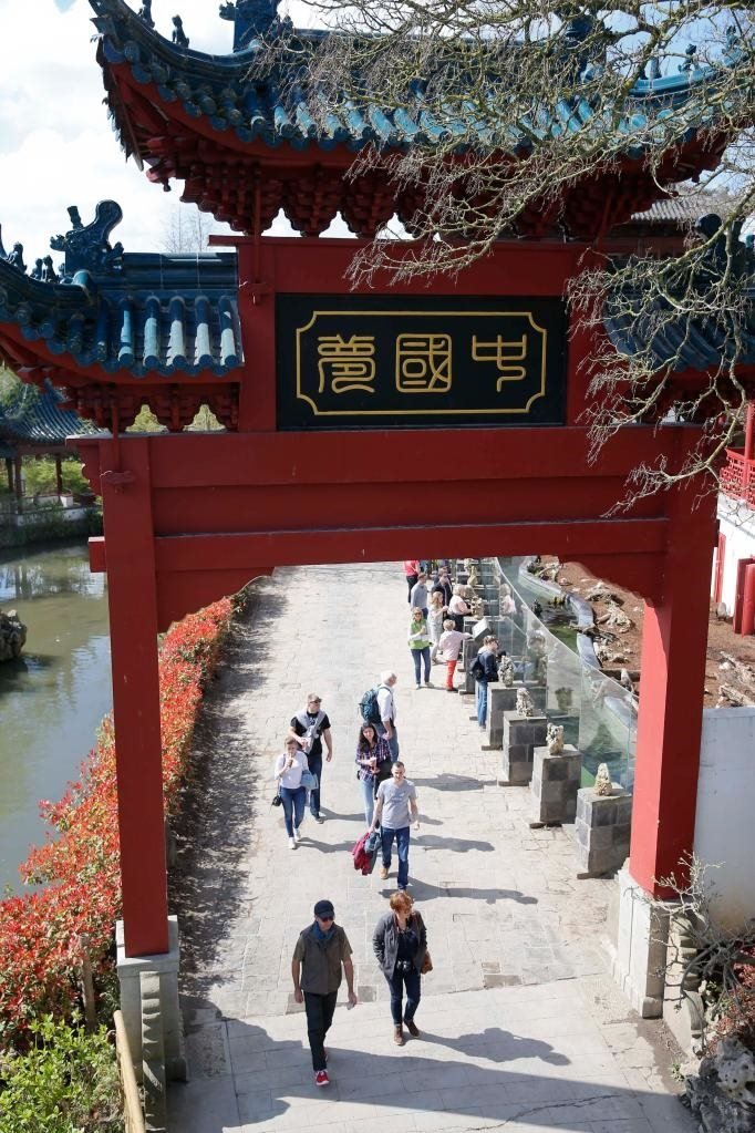 在比利時(shí)天堂動物園的中國園，游客從牌樓下走過。