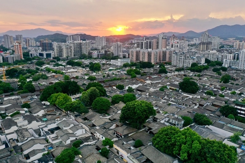 2021年7月10日，夕陽映照下的福州三坊七巷文化歷史街區(qū)。