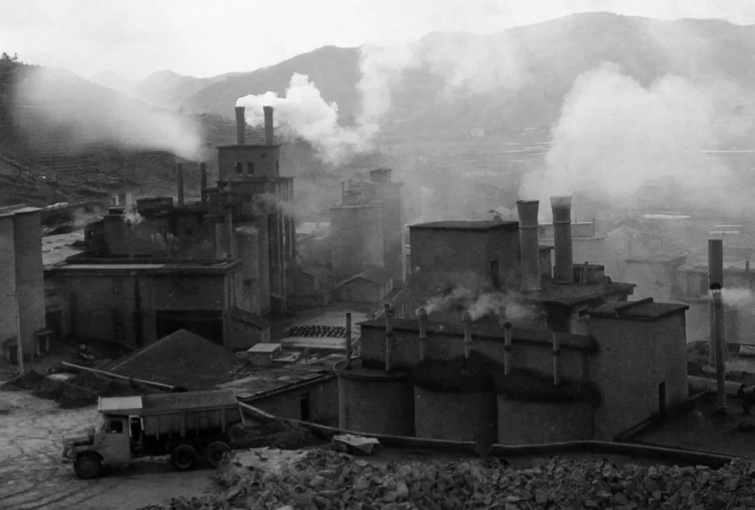 上世紀80年代，余村開礦山、辦水泥廠。（圖源：安吉縣委宣傳部）