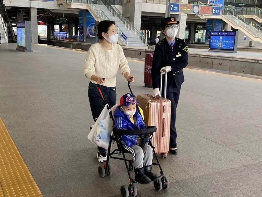 鄭海珠在站臺(tái)上引導(dǎo)旅客乘車。南昌鐵路供圖