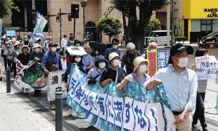 6月20日，日本民眾在福島縣政府周圍舉行抗議活動，強烈反對核污水排海計劃。（圖片來源：《東京新聞》）