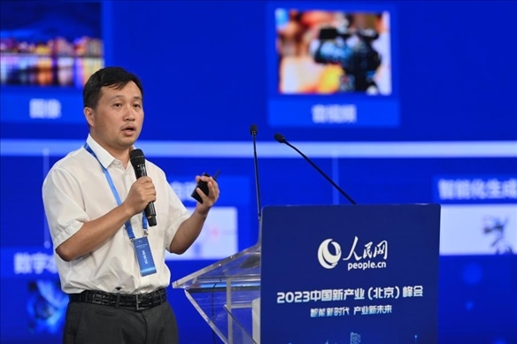 人民中科研究院院長(zhǎng)、首席科學(xué)家李兵發(fā)表主旨演講。人民網(wǎng)記者 于凱攝