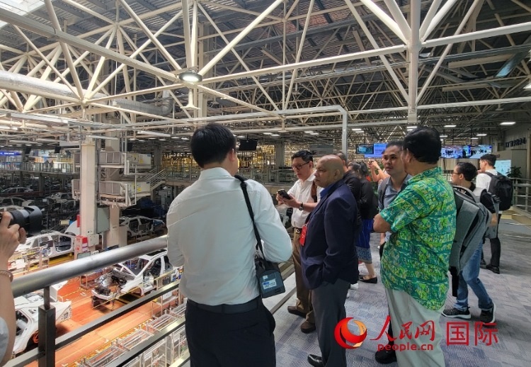 外媒記者在廣汽埃安車間參觀。人民網(wǎng) 寧玉瑛攝