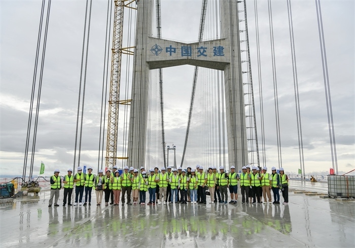 瀾湄六國(guó)媒體記者代表在建設(shè)中的深中通道伶仃洋大橋施工現(xiàn)場(chǎng)合影。（中交集團(tuán)供圖）