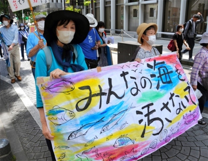 2023年6月20日，日本民眾在福島縣政府周圍舉行抗議活動，強烈反對核污水排海計劃，呼吁保護漁業(yè)資源。圖片來源：《朝日新聞》