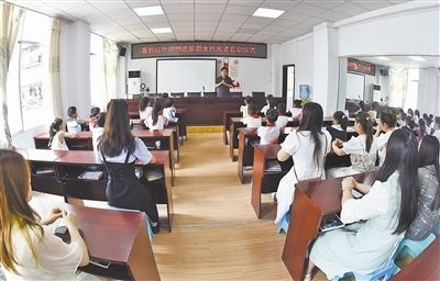  圖②：法院干警向參加活動的學(xué)生和家長講解暑假安全教育知識。
