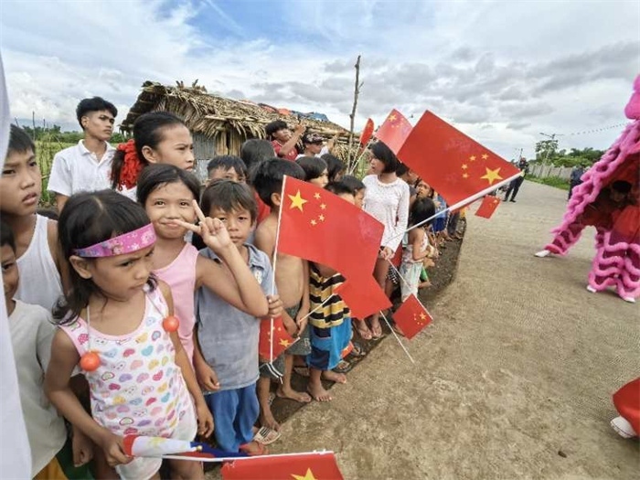 當(dāng)?shù)孛癖姛崃覛g迎中國駐菲律賓大使館一行工作訪問。中國駐菲律賓大使館供圖