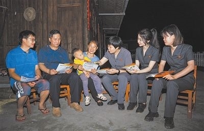 “法治屋場會”上，法院黨員志愿服務(wù)隊在給種植戶普及法律知識。