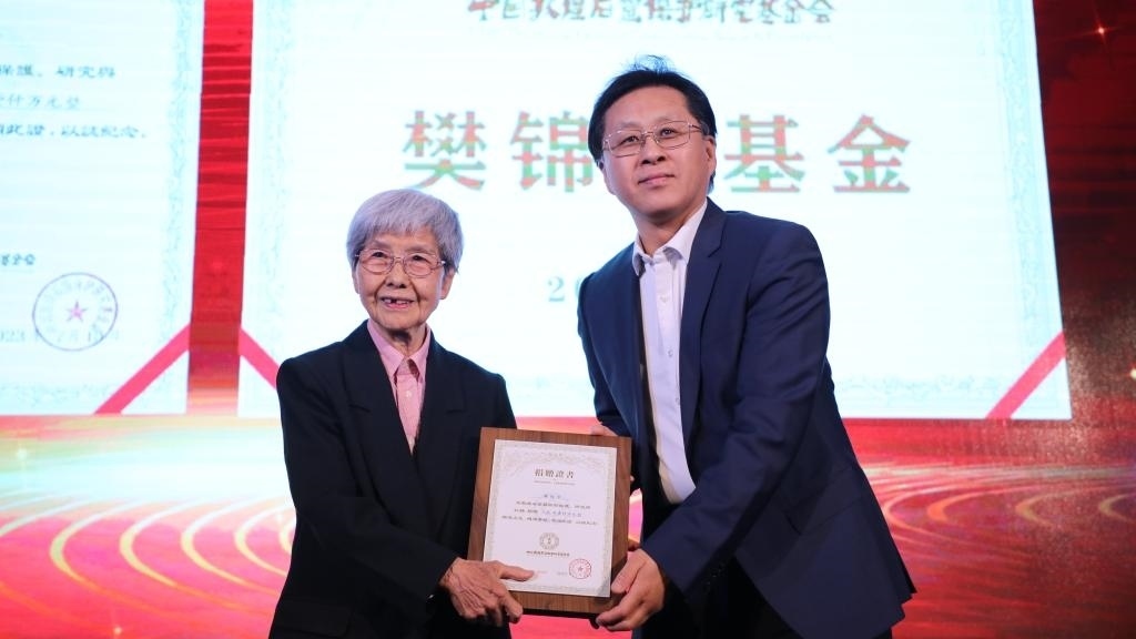 國(guó)家文物局黨組成員、副局長(zhǎng)解冰（右）為樊錦詩(shī)（左）頒發(fā)捐贈(zèng)證書(shū)。新華社記者張睿 攝