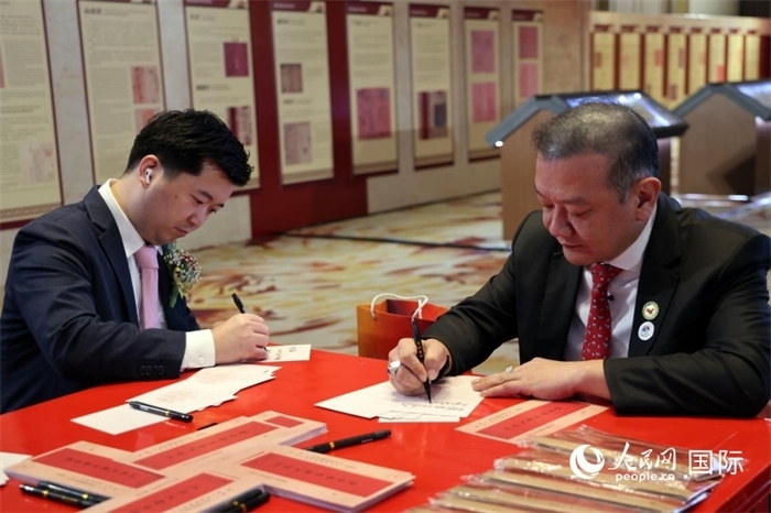 觀眾在展覽現(xiàn)場設(shè)置的體驗區(qū)手寫“批信”。人民網(wǎng)記者楊一攝