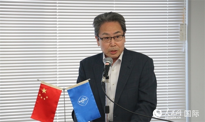 日本國貿(mào)促專務(wù)理事安田真人在日本路演會(huì)場發(fā)表致辭。人民網(wǎng) 許可攝