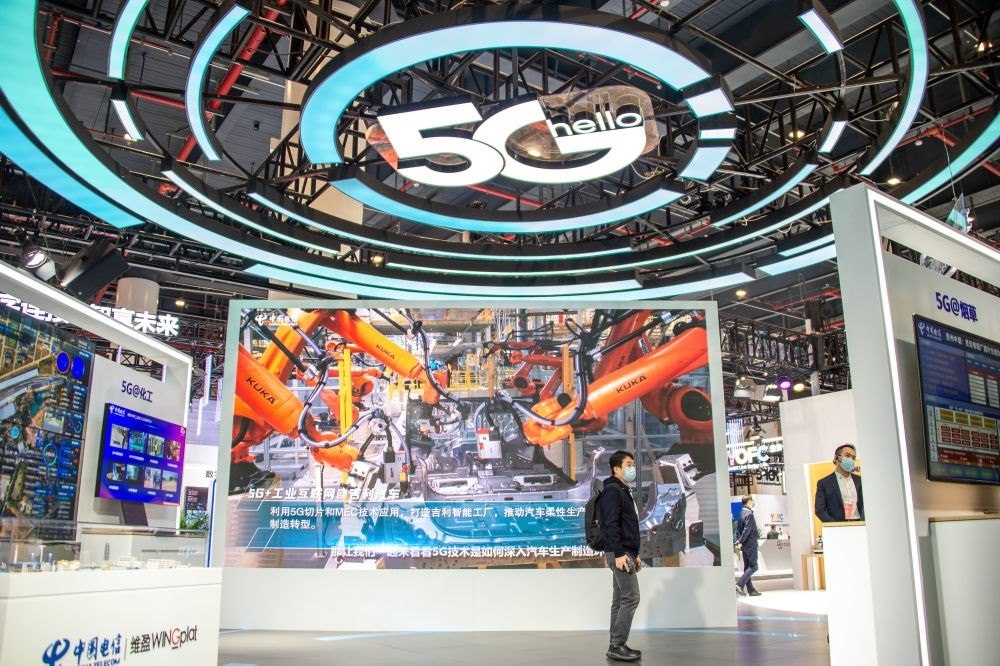 在位于湖北省武漢市的中國(guó)光谷科技會(huì)展中心拍攝的“5G+工業(yè)互聯(lián)網(wǎng)成果展”現(xiàn)場(chǎng)（2021年11月20日攝）。新華社記者 伍志尊 攝