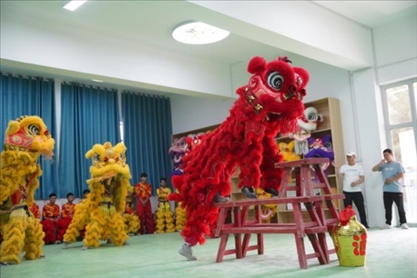 開課儀式現(xiàn)場，疏附縣第一中學舞獅隊的醒獅表演。
