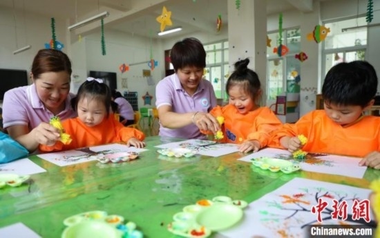 在肥西縣山南鎮(zhèn)中心幼兒園，孩子們?cè)诶蠋煹闹笇?dǎo)下作畫。陳家樂(lè) 攝