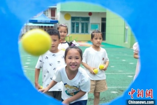 在肥西縣山南鎮(zhèn)中心幼兒園，孩子們?cè)谕娌级赐肚蛴螒?。陳家?lè) 攝