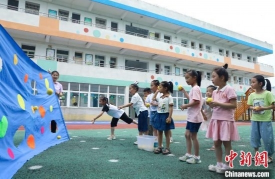 在肥西縣山南鎮(zhèn)中心幼兒園，孩子們?cè)谕娌级赐肚蛴螒颉ｊ惣覙?lè) 攝