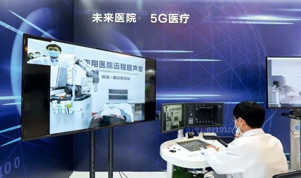 2021年5月7日，上海瑞金醫(yī)院，醫(yī)生通過遠(yuǎn)程控制5G機械臂為病人做B超。