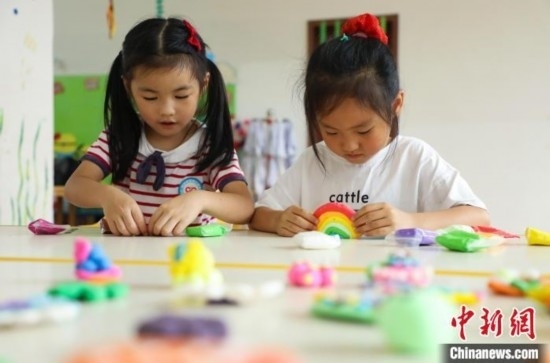 在肥西縣山南鎮(zhèn)中心幼兒園，孩子們?cè)谧霾噬嗨堋ｊ惣覙?lè) 攝