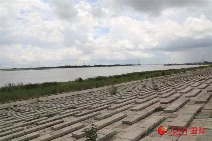 孟加拉國(guó)帕德瑪大橋河道整治工程北岸整治區(qū)域長(zhǎng)1.5千米，南岸長(zhǎng)11.5千米，是目前世界上規(guī)模最大的河道整治工程。人民網(wǎng)記者 孫廣勇攝