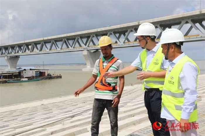 孟加拉國(guó)帕德瑪大橋河道整治工程北岸整治區(qū)域長(zhǎng)1.5千米，南岸長(zhǎng)11.5千米，是目前世界上規(guī)模最大的河道整治工程。人民網(wǎng)記者 孫廣勇攝