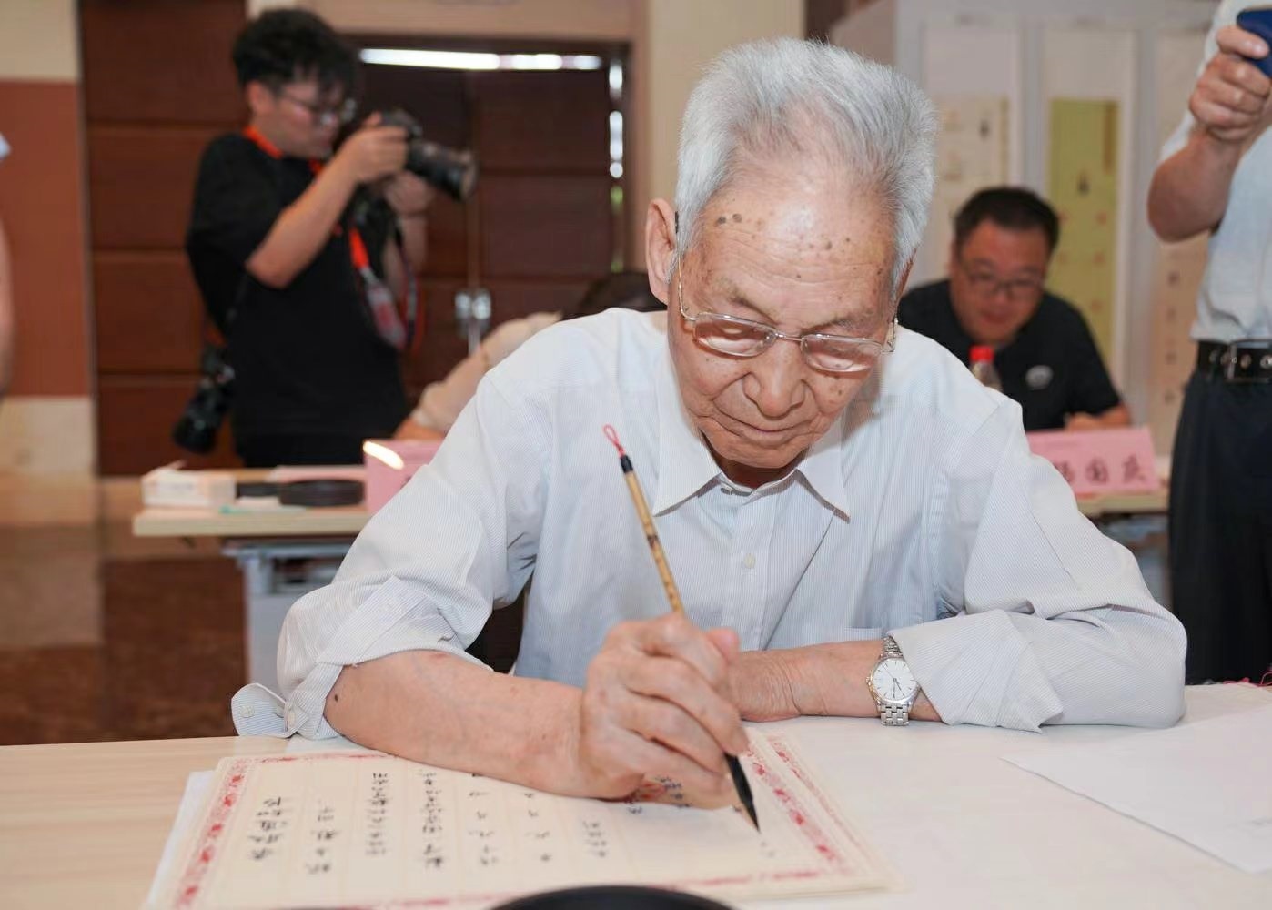 老教授們用毛筆書寫2023級新生錄取通知書。校方供圖