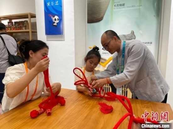 市民體驗(yàn)制作吉祥如意結(jié)。祝歡 攝