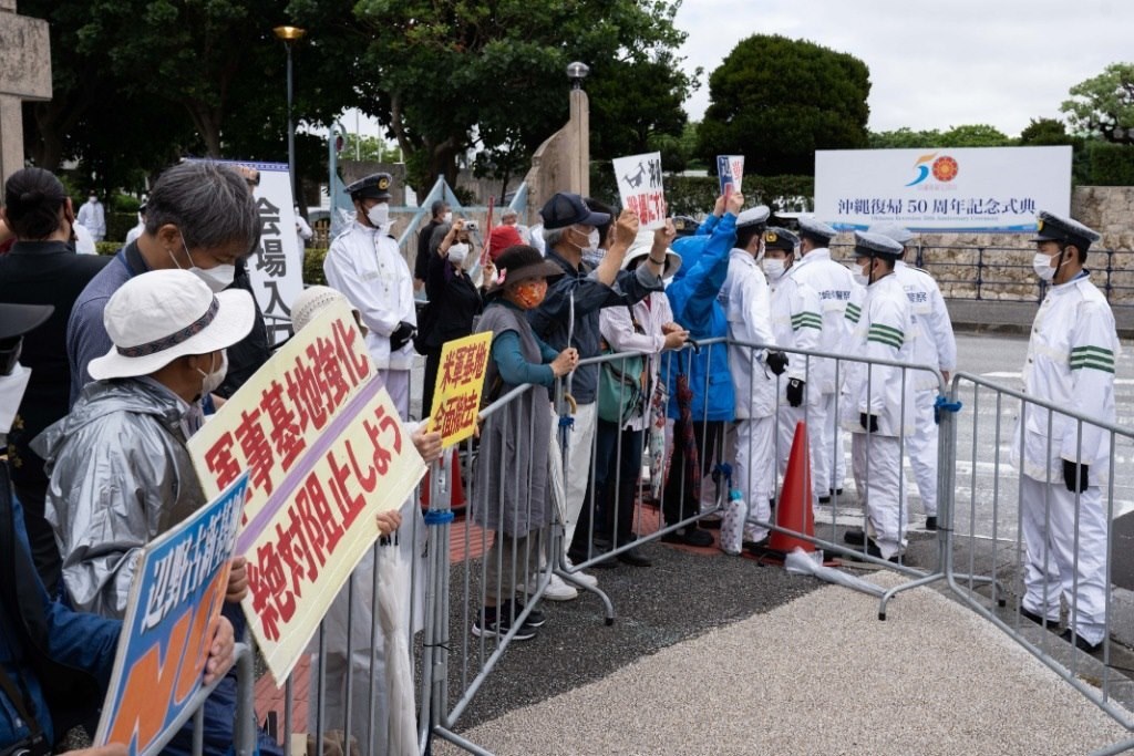 2022年5月15日，在日本沖繩，人們在沖繩回歸日本本土50周年紀(jì)念儀式現(xiàn)場外抗議。新華社記者張笑宇攝