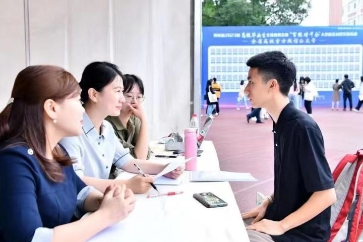 2023年5月7日，四川省2023屆高校畢業(yè)生專場招聘會暨“百校對千企”大型校企對接交流活動在成都理工大學舉行。（四川省教育廳供圖）