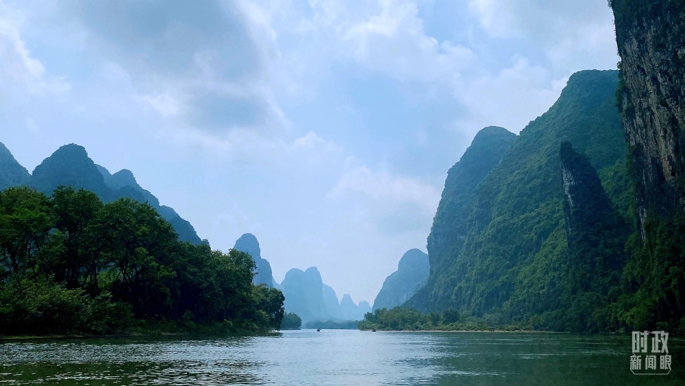 漓江流域國家地表水考核斷面連續(xù)6年保持Ⅱ類水質(zhì)，2022年漓江入選國家首批美麗河湖案例。（總臺(tái)央視記者張宇拍攝）