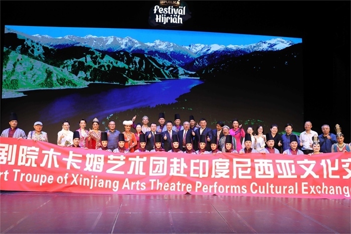 演出結(jié)束后陸慷大使和夫人及印尼官員與演職人員合影。中國駐印度尼西亞大使館供圖