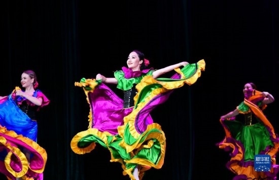 7月21日，哈薩克斯坦薩爾塔納國家舞蹈團的演員在演出。