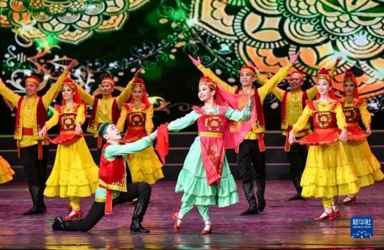 7月21日，哈薩克斯坦薩爾塔納國家舞蹈團的演員在演出。